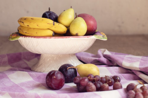 Bodegón de frutas clásico, con plátanos, peras, ciruelas y uvas